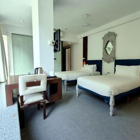 ואדודרה The Sky Imperial Hotel Yahvi מראה חיצוני תמונה
